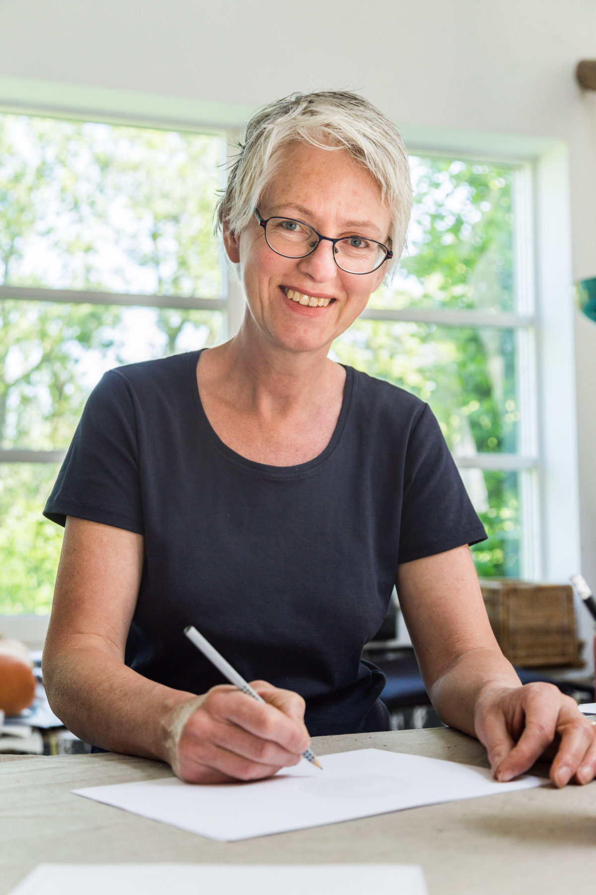 Ingrid Lill - tegner - foto Mikkel Bækgaard-21 Frau Lill i atelieret.